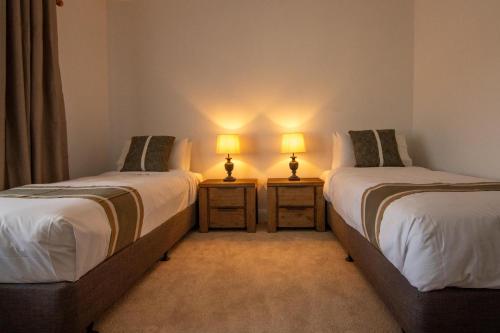 Llit o llits en una habitació de Forth Village Cottages