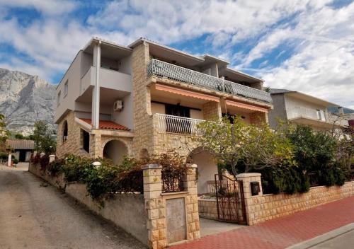 Apartments with parking space Makarska - 25161