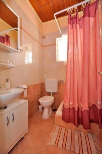Apartments with parking space Makarska - 25161