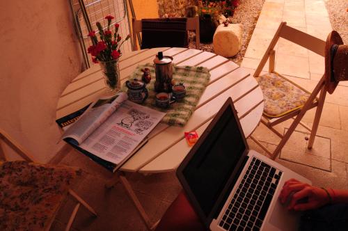 un tavolo con un computer portatile sopra di Nebojsega b&b a Santa Croce Mare