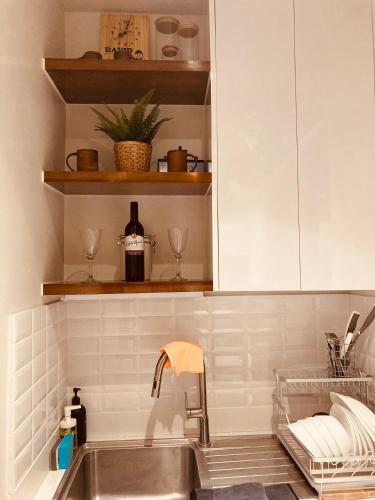 a kitchen counter with a sink and a sink at Casa Yvanna in Alfonso