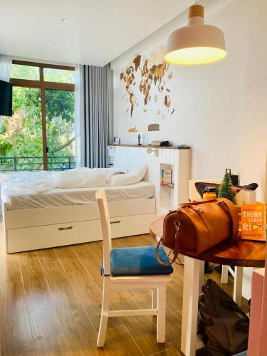 a bedroom with a bed and a table and a chair at Casa Yvanna in Alfonso