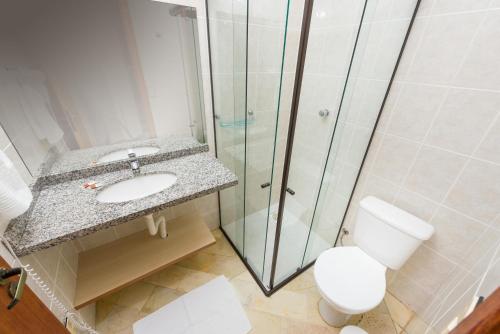 フロリアノポリスにあるPousada Lozaltiのバスルーム(トイレ、洗面台、シャワー付)