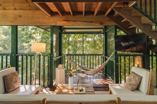 a hammock on a screened in porch with a hammock at Casa de Mono Bocas in Big Creek
