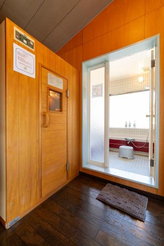 a room with a door and a window at セト ヴィスタ 牛窓 in Setouchi