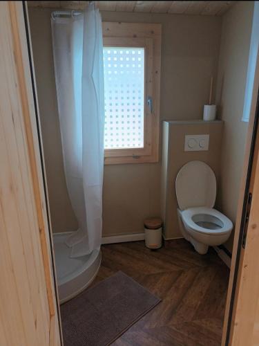 Chalet des étangs في Montel-de-Gelat: حمام مزود بمرحاض ونافذة