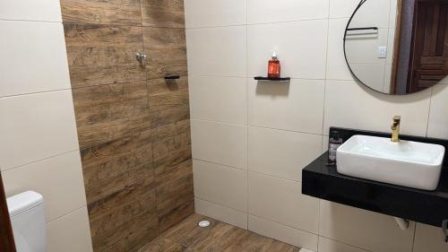 a bathroom with a sink and a mirror at Aconchego em Piranhas in Piranhas