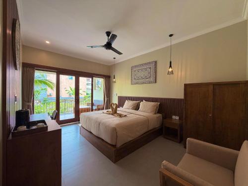 a bedroom with a bed and a ceiling fan at Alingga Cottage in Ubud