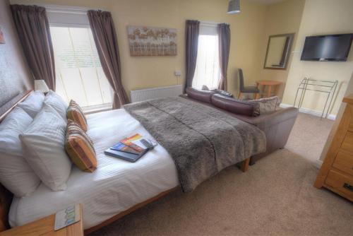 Un pat sau paturi într-o cameră la The Bluebell Guest House