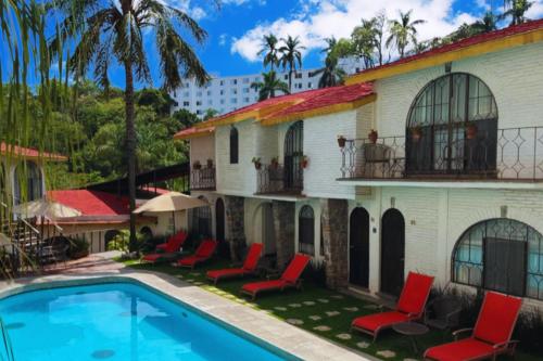 a house with a swimming pool next to a building at Hotel Ilebal Cuernavaca Centro - lugar con encanto! in Cuernavaca