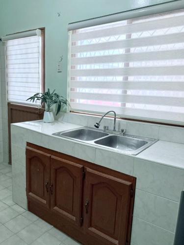 a kitchen with a sink and a window at Casa completa, Excelente ubicación, Cerca IMSS in Torreón