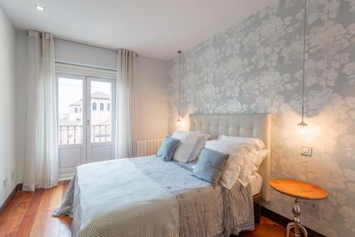 マドリードにあるBarcelo Comfort, by Presidence Rentalsのベッドルーム(大型ベッド1台、窓付)