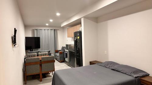a small room with a bed and a kitchen at Moderno Loft Primer Cuadro Centro Historico Guadalajara in Guadalajara