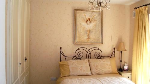 莫希爾的住宿－Lough Rynn Self Catering，卧室配有一张床,墙上挂着一幅画