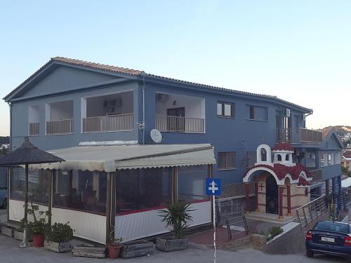 PINEAPPLE Skiathos