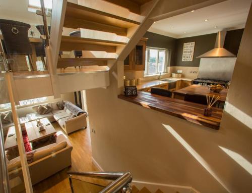 Habitación grande con sala de estar y cocina. en Luxury Model Home, Sandbrook Villas, en Merthyr Tydfil