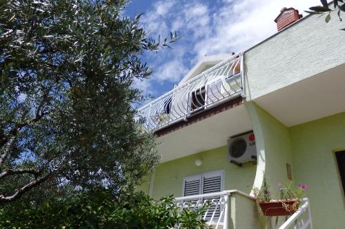 a balcony on the side of a house at Apartments & Bungalows Ivanović in Kaštela