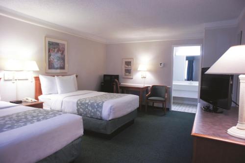 Postel nebo postele na pokoji v ubytování Days Inn by Wyndham Georgetown