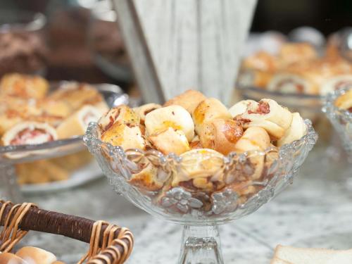 een glazen kom gevuld met voedsel op een tafel bij Ody Park Resort Hotel in Iguaraçu