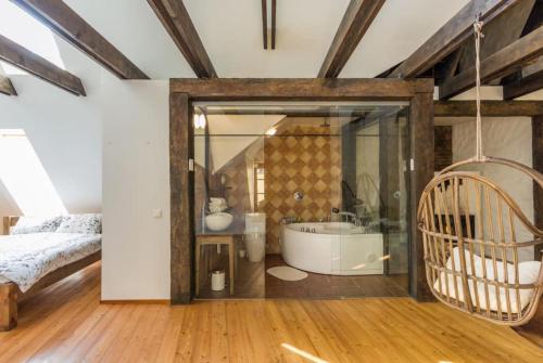 Un dormitorio con una cama y una bañera en una habitación. en Blacksmith Old Town Apartments, en Tallin