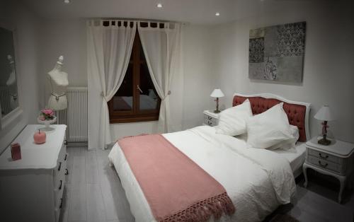 A bed or beds in a room at Maison avec terrasse Colmar Centre-Cottage garden terrace Center Old Town Colmar