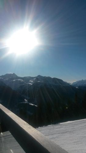 a view of a mountain with the sun in the sky at Hotel Garni Elisabeth in Zell am Ziller
