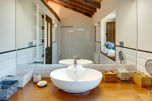 Villarquille的住宿－Casa Remedios，一间带大型白色碗水槽的浴室