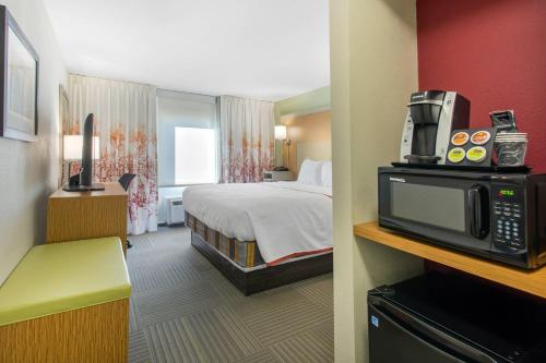 a hotel room with a bed and a microwave at Gallus Stadium Park Inn, an Ascend Collection Hotel in Columbia