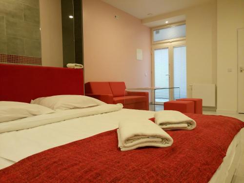 una camera d'albergo con due asciugamani su un letto di Mirror Apartments a Cracovia