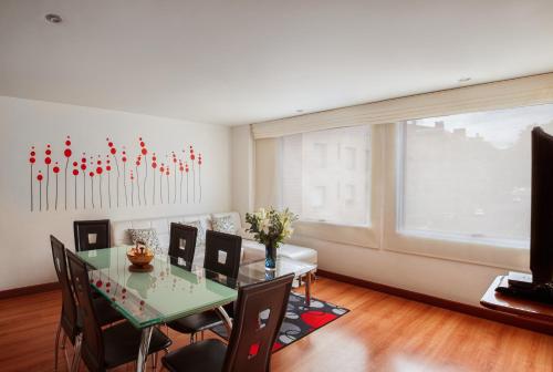 Zona de estar de Cora 96 Street Apartments