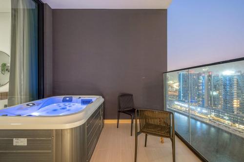 Fotografija v galeriji nastanitve FIRST CLASS Studio Private Jacuzzi Canal View v Dubaju