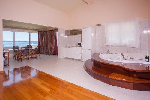 kuchnia i salon z wanną i stołem w obiekcie Villa Vesna Private Beach w mieście Okrug Donji