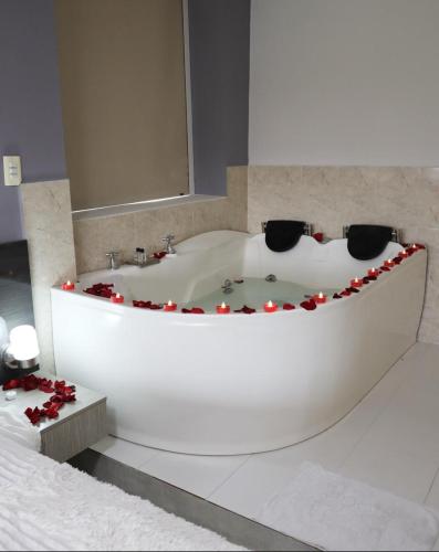 a white bath tub with christmas lights around it at Hotel Arthur Brich in Cúcuta