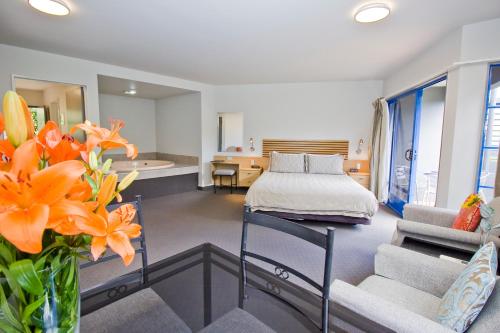 Giường trong phòng chung tại Clearwater Motor Lodge