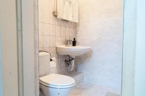 Modern 4BR Apartment near Wiener Stadthalle