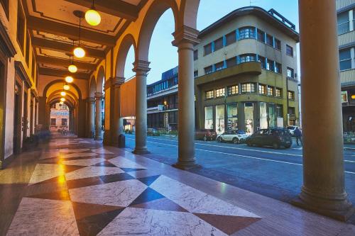 uma rua da cidade vazia com colunas e um edifício em B&B VIA ROMA 25 em Arezzo
