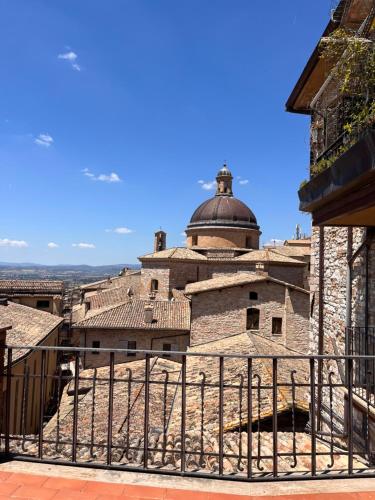 an old building with a dome on top of it at CharmandView Assisi - vista unica su Basilica di Santa Chiara con terrazza panoramica esclusiva nel centro storico in Assisi