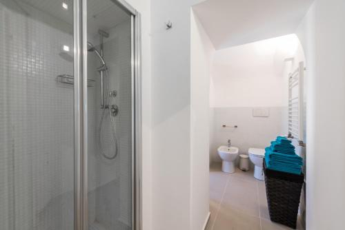uma casa de banho com um chuveiro e um WC. em Art Loft M8 Bari City Centre em Bari