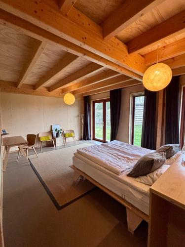 a bedroom with a large bed in a room at Bed & Coffee Skilleplaatsje in Den Burg
