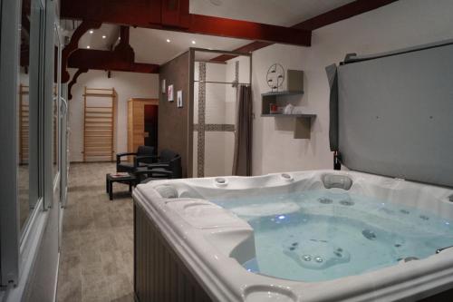 Habitación con baño con bañera grande. en Les Sources de La Nive, en Esterençuby