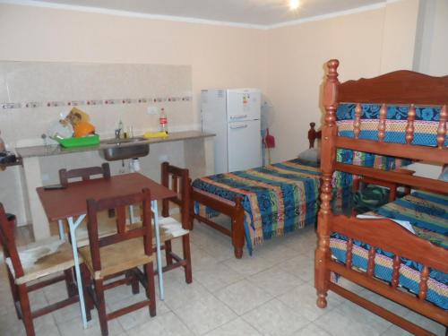 una cucina con una camera da letto con un letto e un tavolo di Alquiler Temporario Salta a Salta