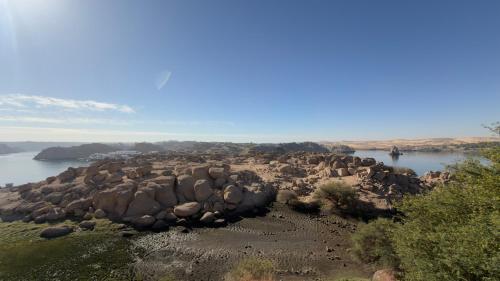 a large group of rocks on the side of a river at Safeya Kato in Jazīrat ‘Awwāḑ