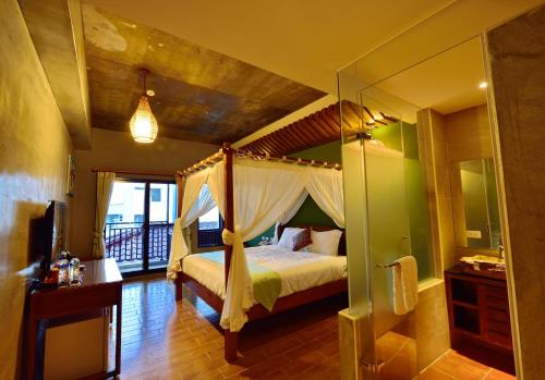 una camera da letto con letto a baldacchino e specchio di Wanzai B&B a Xiaoliuqiu