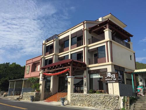 un edificio sul lato di una strada con un edificio di Wanzai B&B a Xiaoliuqiu