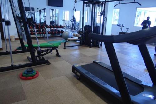 Fitness centrum a/nebo fitness zařízení v ubytování B12 Cowrie Beach Studio Apartment