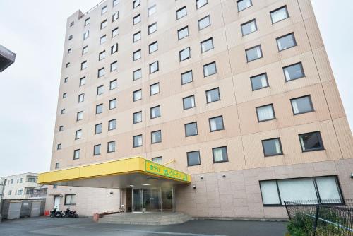 a large building with a hotel sign on it at Select Inn Mishima in Mishima