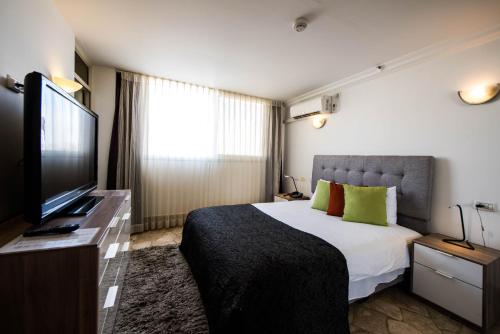 Säng eller sängar i ett rum på Ramon Suites by Smart Hotels