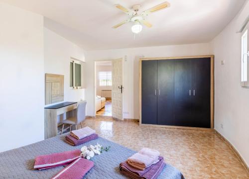 a bedroom with a bed and a black closet at Paraíso Familiar en Marisol Park Bungalow con Piscina, Tenis y Parking in Calpe