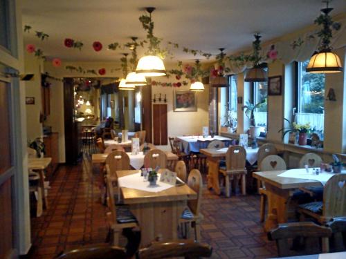 Ein Restaurant oder anderes Speiselokal in der Unterkunft Hotel-Restaurant Hellmann 