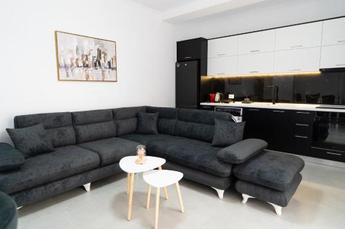 un soggiorno con un divano e un tavolo di Greca Apartments a Sauk